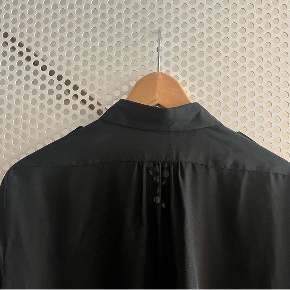 DKNY Button Down Collared Shirt With Roll Tab Sleeves Size Medium in Black - Picture 8 of 8